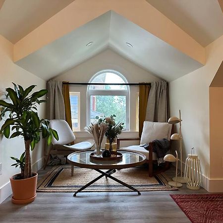Heritage-Inspired Guesthouse - Luxe Bath & Elegant Ceilings Edmonton Exteriér fotografie
