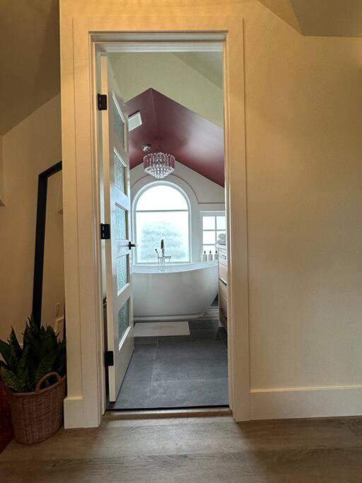 Heritage-Inspired Guesthouse - Luxe Bath & Elegant Ceilings Edmonton Exteriér fotografie
