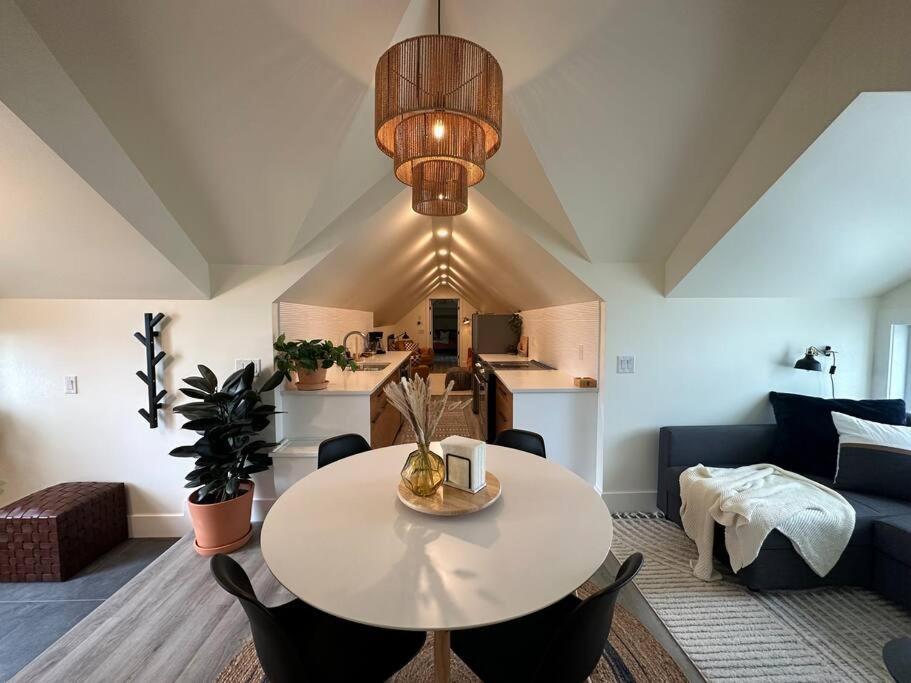 Heritage-Inspired Guesthouse - Luxe Bath & Elegant Ceilings Edmonton Exteriér fotografie