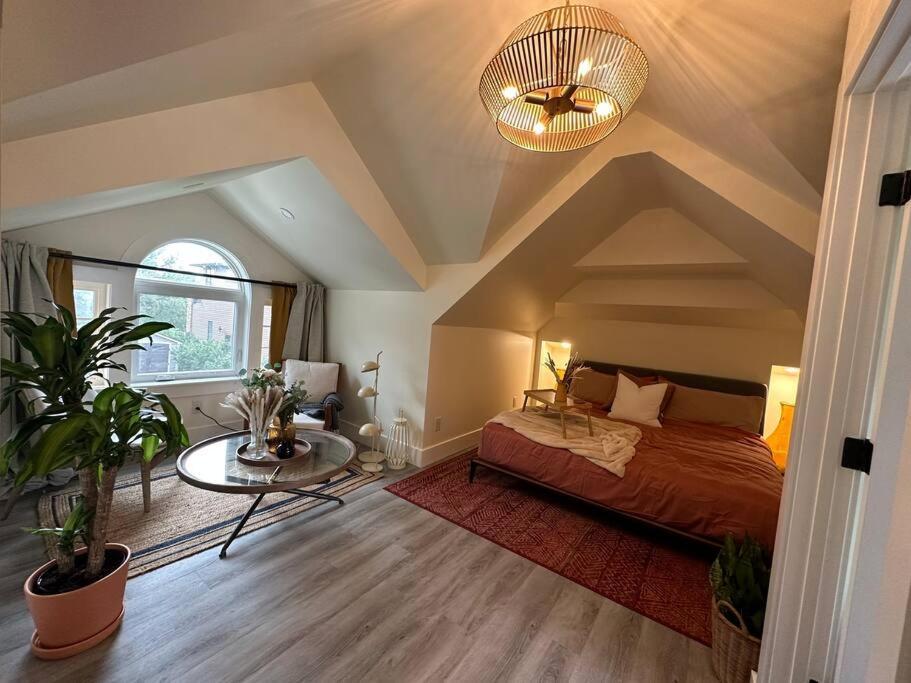 Heritage-Inspired Guesthouse - Luxe Bath & Elegant Ceilings Edmonton Exteriér fotografie