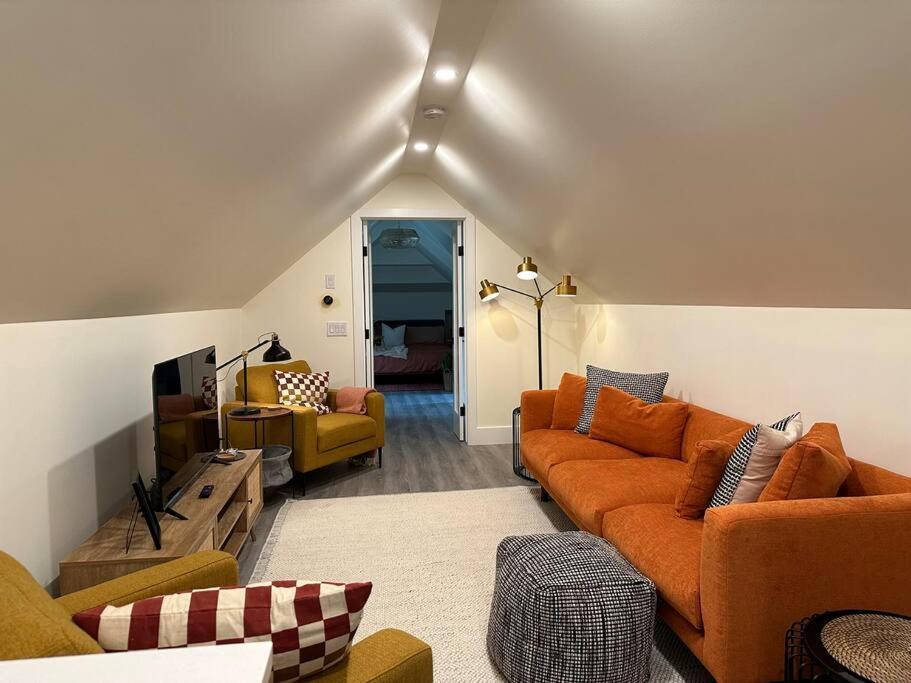 Heritage-Inspired Guesthouse - Luxe Bath & Elegant Ceilings Edmonton Exteriér fotografie
