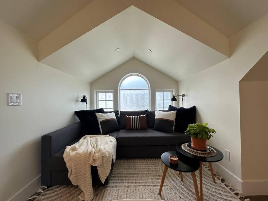 Heritage-Inspired Guesthouse - Luxe Bath & Elegant Ceilings Edmonton Exteriér fotografie