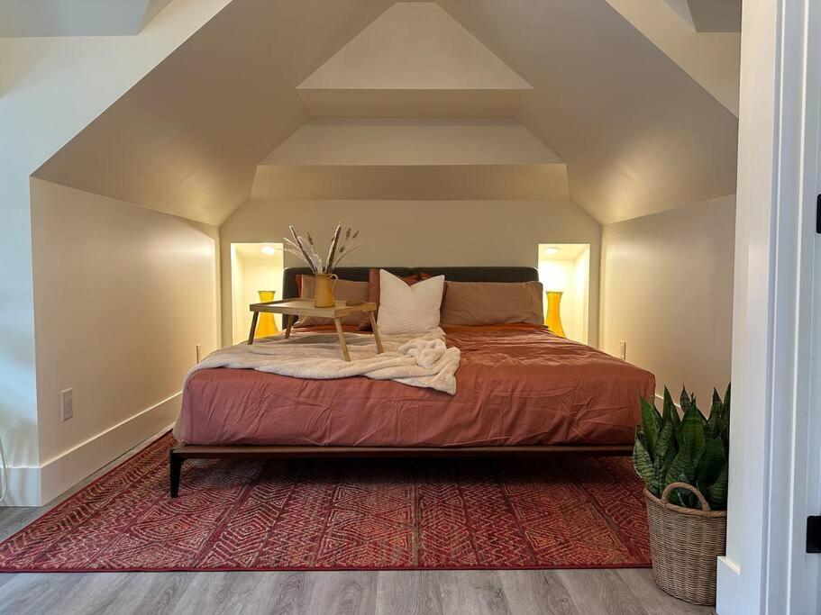 Heritage-Inspired Guesthouse - Luxe Bath & Elegant Ceilings Edmonton Exteriér fotografie