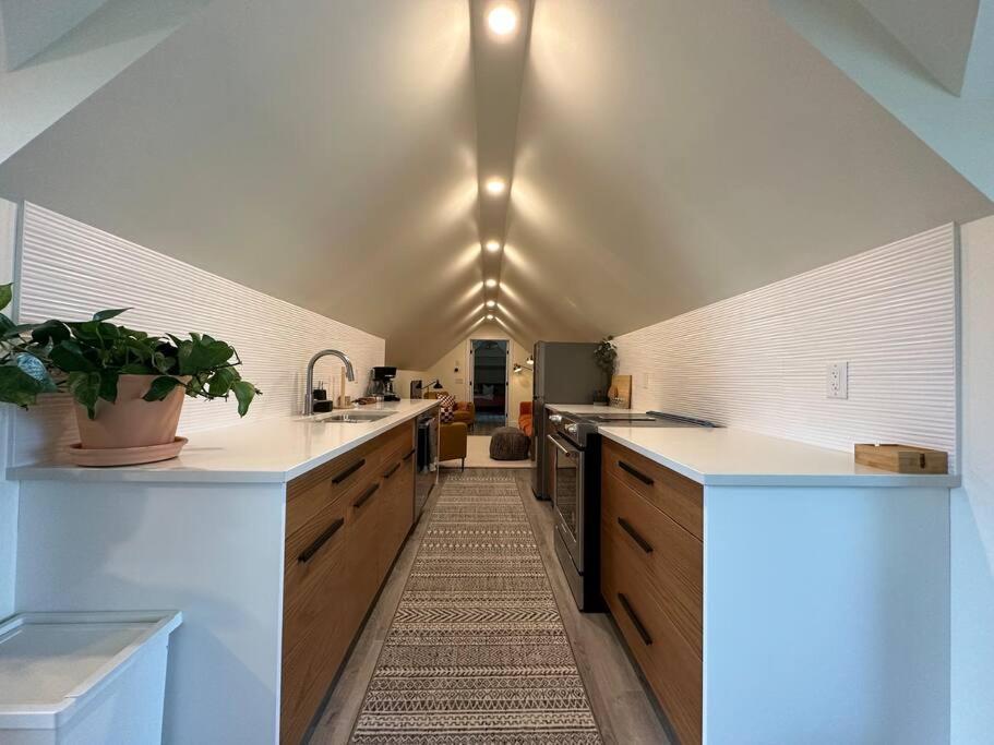 Heritage-Inspired Guesthouse - Luxe Bath & Elegant Ceilings Edmonton Exteriér fotografie