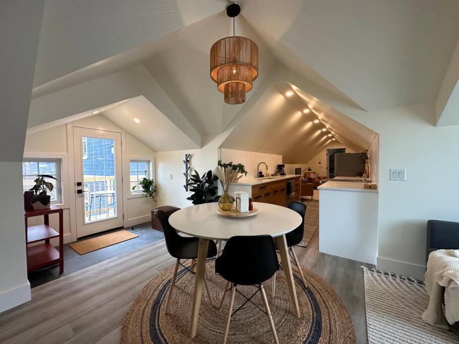 Heritage-Inspired Guesthouse - Luxe Bath & Elegant Ceilings Edmonton Exteriér fotografie