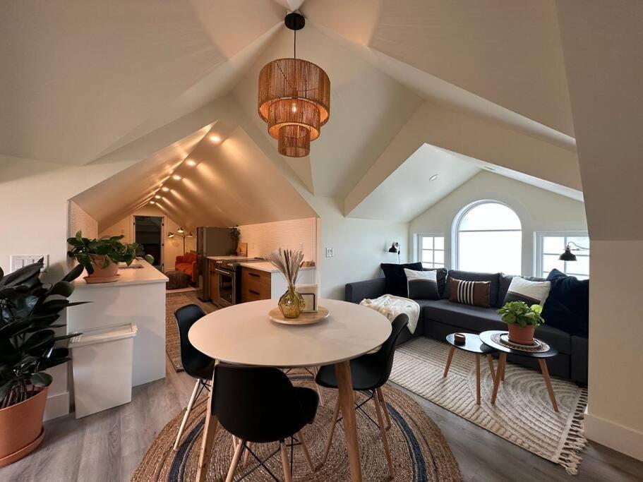 Heritage-Inspired Guesthouse - Luxe Bath & Elegant Ceilings Edmonton Exteriér fotografie