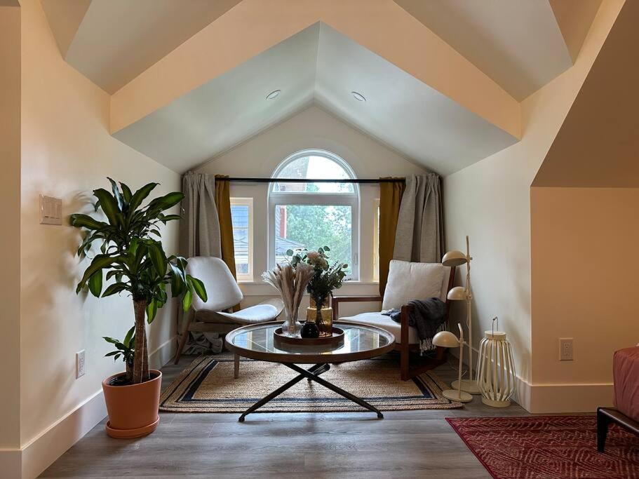 Heritage-Inspired Guesthouse - Luxe Bath & Elegant Ceilings Edmonton Exteriér fotografie